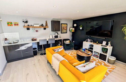 Cuddington Cabin | Cosy studio retreat with a hot tub, perfect for relaxing and exploring Cheshire