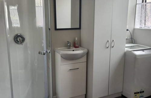 Upper Hutt Apartment | Cosy studio walking distance to shops rails. 45 minutes from the city