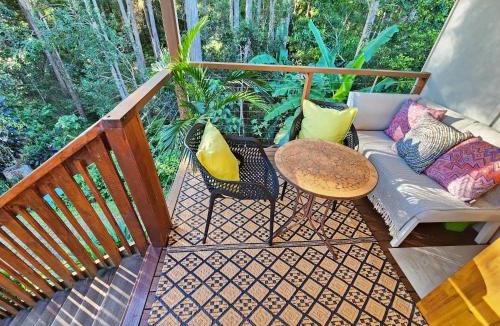Doonan House | Cosy Studio with Forest Views, Noosa Hinterland
