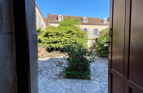 Montbard Apartment | Cosy studio with private garden - Close to everything!