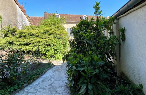 Montbard Apartment | Cosy studio with private garden - Close to everything!