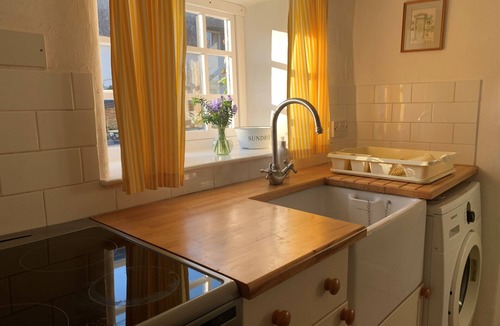 Winfrith Newburgh Cottage | Cosy thatched cottage minutes from the sea, nestled in gentle rural countryside