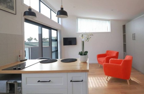 Beach Haven Apartment | Cosy Tiny Home with Ocean Views|by Furnished Rentals