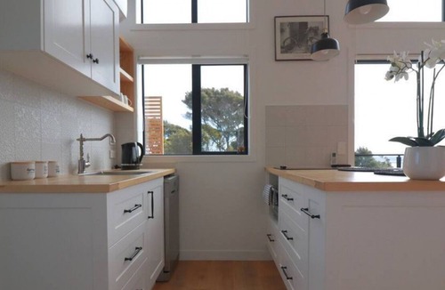 Beach Haven Apartment | Cosy Tiny Home with Ocean Views|by Furnished Rentals