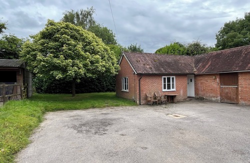 Ashford Hill Cottage | Cosy & well located cottage in beautiful countryside. Pet friendly.