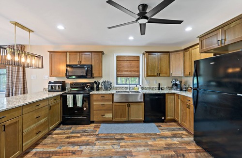 Berkeley Springs Cabin | Cosy Winter Cabin-Hot Tub, Sauna, Fire Pit, 2 Kings, bunk room, Arcades and more