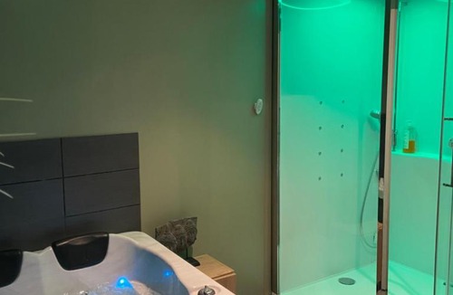 Rouen City Centre Apartment | CosyRouen Bali Jacuzzi & Hamman