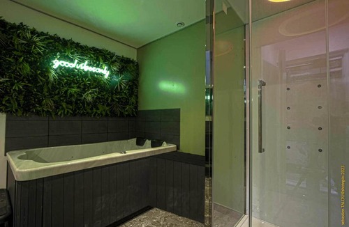 Rouen City Centre Apartment | CosyRouen Bali Jacuzzi & Hamman