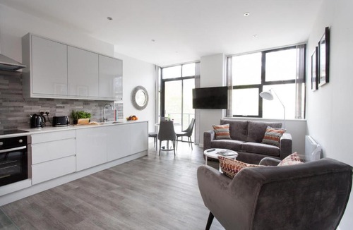 Central Milton Keynes Apartment | Cotels 7Zero1 Aparthotel - Unique Apartment building with friendly Reception - Sky Movies & Sports - Fitness Equipment in Apt - Pet Friendly - Private Garden Area