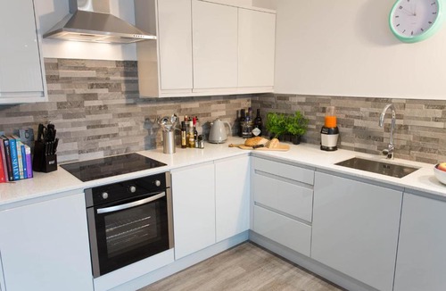 Central Milton Keynes Apartment | Cotels 7Zero1 Aparthotel - Unique Apartment building with friendly Reception - Sky Movies & Sports - Fitness Equipment in Apt - Pet Friendly - Private Garden Area