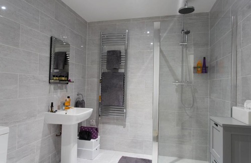 Central Milton Keynes Apartment | Cotels 7Zero1 Aparthotel - Unique Apartment building with friendly Reception - Sky Movies & Sports - Fitness Equipment in Apt - Pet Friendly - Private Garden Area