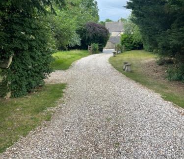 Ewen Apartment | Cotswolds cottage in Ewen village with the Wild Duck Pub, Cirencester