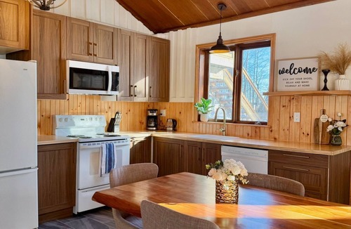 Bradford West Gwillimbury House | Cottage Retreat, Sauna, campfire, full disconnect