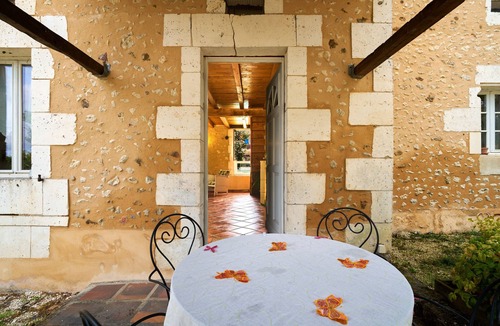 Saint-Sulpice-de-Roumagnac House | Cottage "L'Atelier" with Shared Pool, Private Terrace, and Wi-Fi