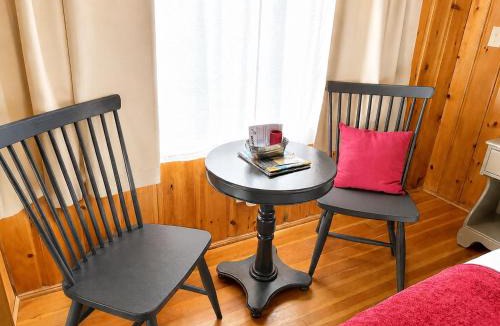 Wolfeboro Apartment | Cottage 10 - King Bed Child Loft w Twin Private Bath Kitchenette Pets Allowed Fee applies