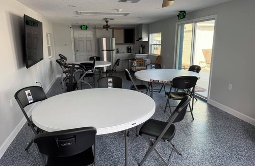 Tavares Cottage | Cottage 33: Pineapple Place - Waterfront Lodging in Downtown Tavares, FL