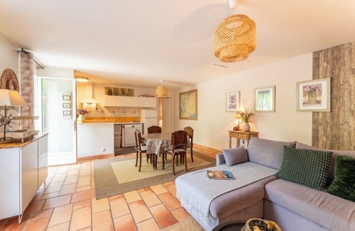 Malemort-du-Comtat House | Cottage "Au Coeur Du Vaucluse" with Shared Pool, Private Terrace & Wi-Fi