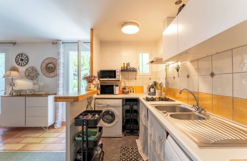 Malemort-du-Comtat House | Cottage "Au Coeur Du Vaucluse" with Shared Pool, Private Terrace & Wi-Fi