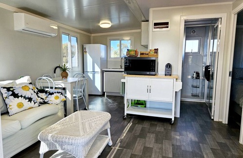 Waranga Shores House | Cottage by the Lake - Pet friendly