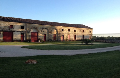 Tombeboeuf Cottage | Cottage character, spacious volumes, warm and serene.