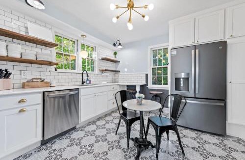 Williamstown House | Cottage for 12, Close to Ark, Private Parking, 4BR