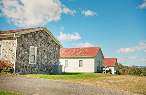 Castleton Cottage | Cottage Getaway for Two with Private Hot Tub