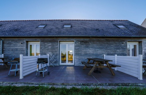 Cast House | Cottage 'Gite L'hermine' with Private Terrace, Shared Garden and Wi-Fi