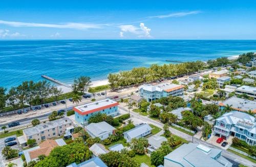 Bradenton Beach House | Cottage Haven-One Minute Walk To The Beach-Private Yards-Keyless Locks