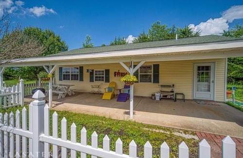 Harrison Cottage | Cottage located in the Heart of the Ozark Mountains close to floating and hiking