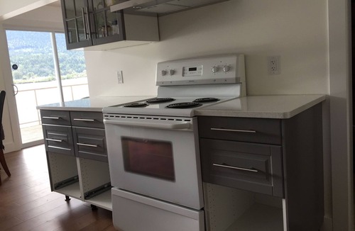 Nelson Cottage | Cottage on a private sandy beach with a gorgeous view of the city of Nelson.