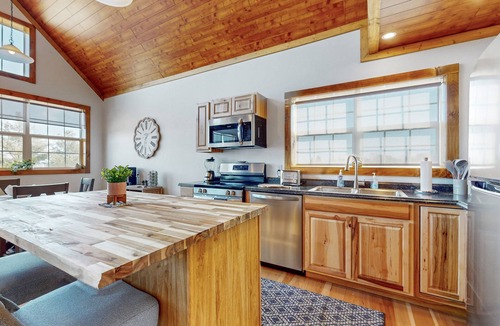 Town of Jerusalem Cottage | Cottage on active vineyard with lovely views, grill, firepit, EV charger, & W/D