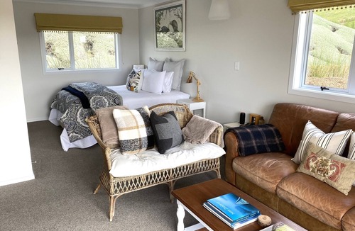 Poukawa Cottage | Cottage on landscaped gardens close to Havelock North