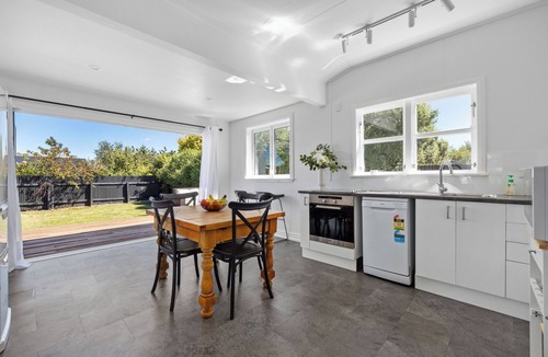 Martinborough Cottage | Cottage on Strasbourge: 2-minute walk to Martinborough Square, bikes