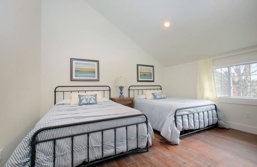 Crescent Hill House | Cottage Park Carriage House. Rest & Explore with Hollyhock