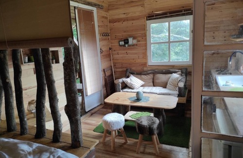 Le Mans Metropole Ski Chalet | Cottage perched in the heart of nature with large terrace