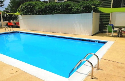 Williamsburg Hotel | Cottage - Williamsburg Pet-Friendly Getaway – Heated Pool, Free Game Room