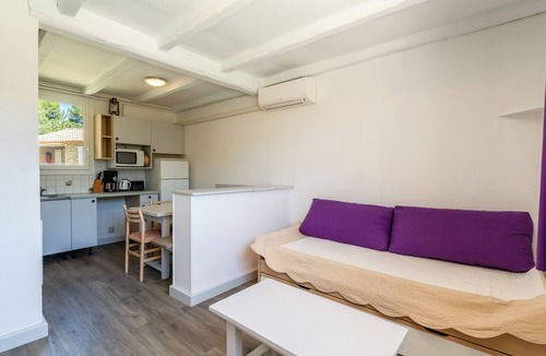 La Roque-sur-Pernes House | Cottage with pool in Provence N°2