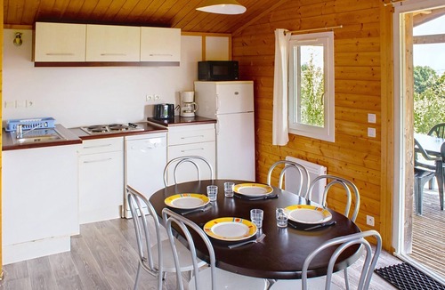 Monclar-de-Quercy Cottage | Cottage with Heated Pool in Monclar