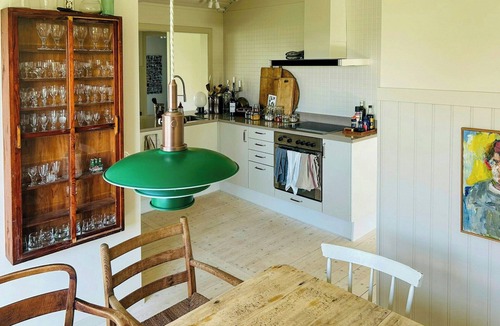Varberg House | Cottage with glass porch by Apelviken beach