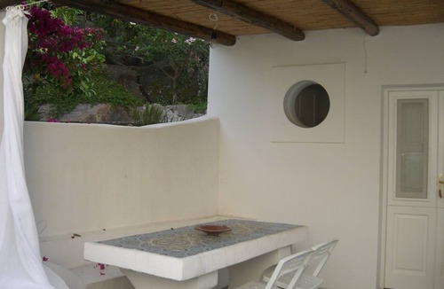 Panarea Apartment | Cottage with large garden in the center of Panarea