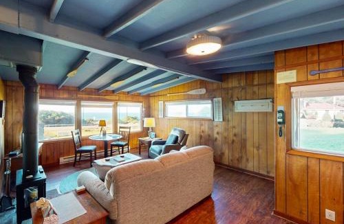Yachats House | Cottage with Panoramic Ocean Views in Quiet Area - Dogs OK