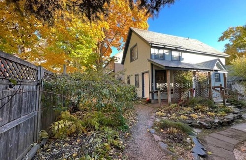 Burlington Cottage | Cottage with Private Garden in Heart of Downtown- kid friendly!