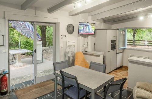 Uzer House | Cottage with River Views, Uzer