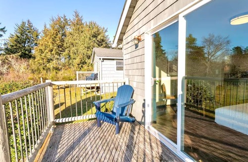 Grayland Cottage | Cottage with Sun Deck | Private Deck | Hot Tub