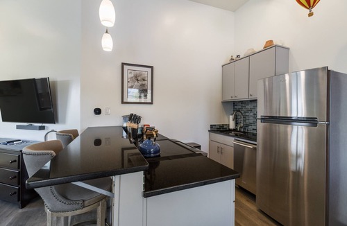 Taos Cottage | Cottam Pines B - Hot Tub, Pickleball