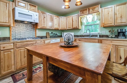 Cotter House | Cotter Home w/ Deck ~ 1 Mi to Big Spring Park!