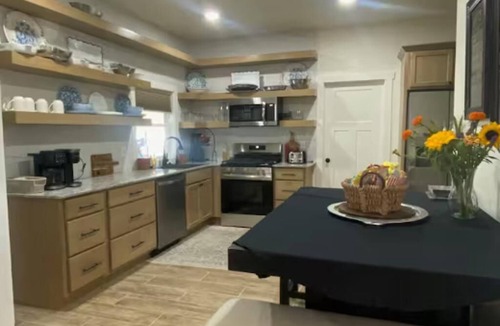 Cotter House | Cotter White House, Entire home in Cotter, Arkansas