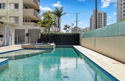 Maroochydore Apartment | Cotton Tree Ocean Views + Romantic Getaway