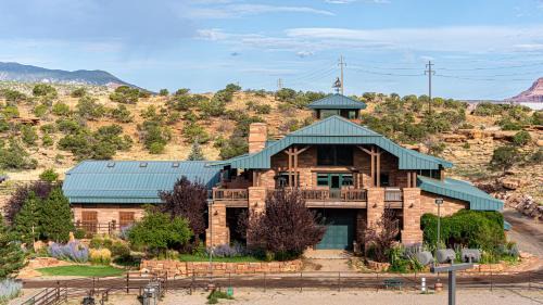 Torrey Hotel | Cougar Ridge Resort