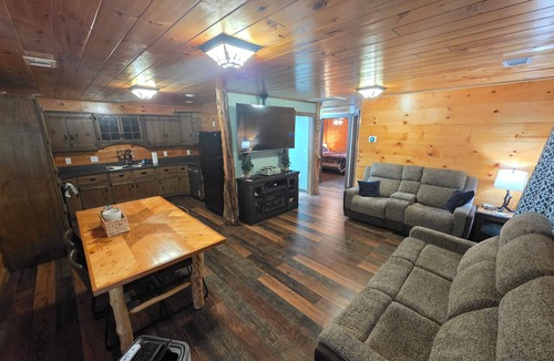 Scotland Cabin | Country Cabin - Hot Tub - Free Kayaks - Gig Speed Internet - Fire Pit!